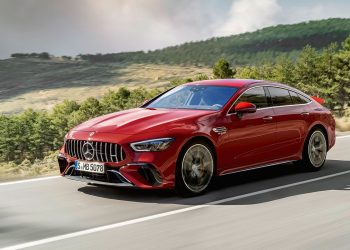 Mercedes-AMG GT 63 S E PERFORMANCE (4MATIC+) (Kraftstoffverbrauch gewichtet, kombiniert (WLTP): 8,6 l/100 km; CO2-Emissionen gewichtet, kombiniert: 196 g/km; Stromverbrauch gewichtet: 10,3 kWh/100 km); Exterieur: jupiterrot, AMG Carbon-Paket Exterieur, 53,3 cm (21") AMG Schmiederäder im 5-Doppelspeichen-Design, AMG Keramik Hochleistungs-Verbundbremsanlage; Interieur: Leder Exklusiv Nappa schwarz, Performance Lenkrad in Leder Nappa mit Lenkradtasten, AMG Performance Sitze, AMG Zierlemente Carbon // Mercedes-AMG GT 63 S E PERFORMANCE (4MATIC+) (weighted, combined fuel consumption (WLTP): 8.6 l/100 km; weighted, combined CO2 emissions: 196 g/km; weighted electrical consumption: 10.3 kWh/100 km); exterior: jupiter red, AMG Exterior Carbon package, 53.3 cm (21-inch) AMG 5-twin-spoke forged wheels, AMG high-performance ceramic composite braking system; interior: exclusive leather nappa black , steering wheel in nappa leather black with steering wheel buttons, AMG performance seats, AMG carbon-fibre trim