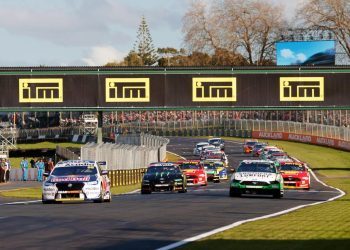 Supercars racing at Pukekohe Park Raceway