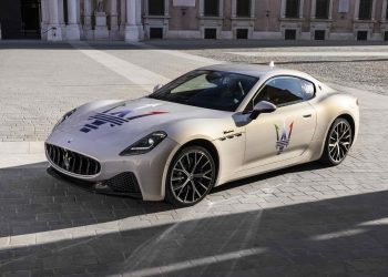 Maserati GranTurismo front three quarter view