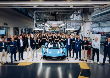 Last Lamborghini Aventador on production line with people standing around