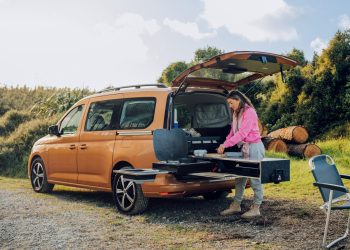 Volkswagen Caddy California rear three quarter view with kitchen