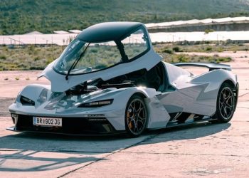 KTM X-Bow GT-XR front three quarter view