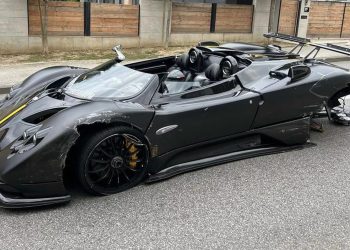 Pagani Zonda HF Barchetta crashed on side of road