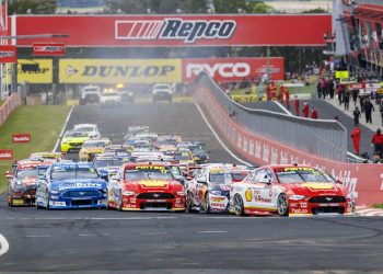 Bathurst 1000 field on start straight