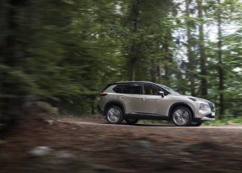 Nissan X-Trail e-Power side view driving