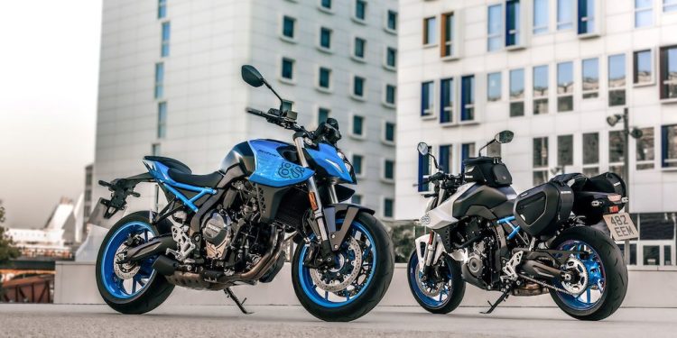 Suzuki GSX 800 in front of buildings