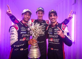 Ryo Hirakawa, Brendon Hartley and Sébastien Buemi holding WEC trophy