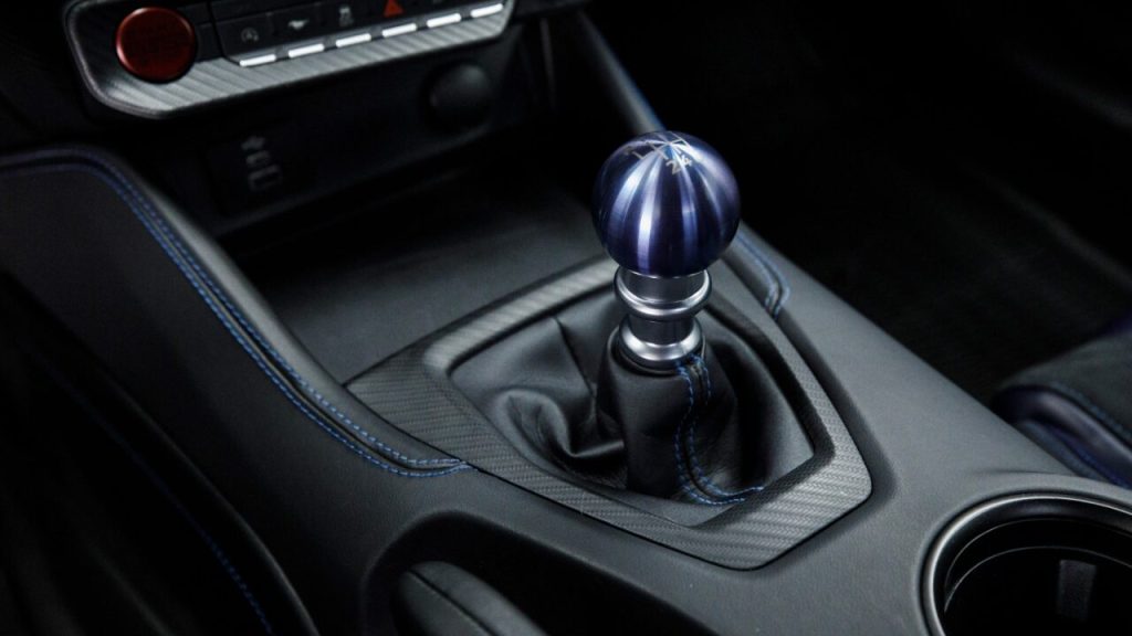 Ford Mustang Dark Horse gear shifter