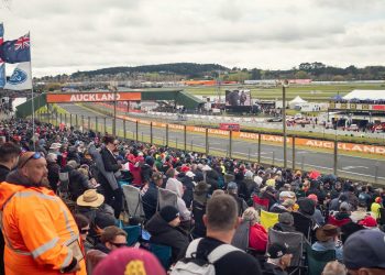 Pukekohe Park Raceway starting straight with crowd