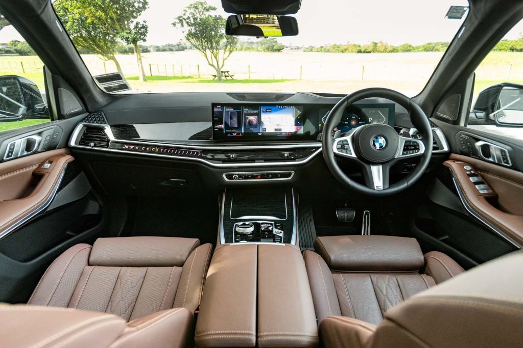 Interior cockpit view in the X7 BMW