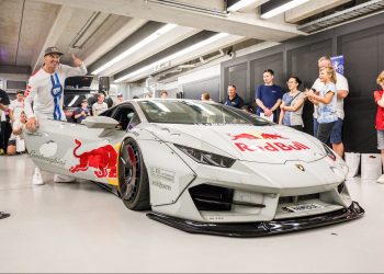 Mad Mike standing next to Lamborghini Huracan