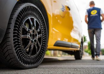 Michelin Uptis tyre on French mail delivery van