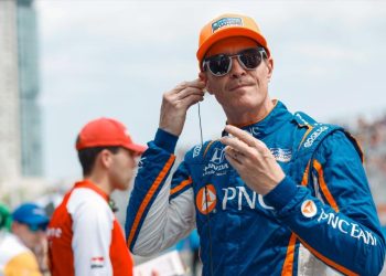 Scott Dixon putting ear piece in at IndyCar Toronto race