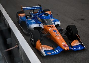 Scott Dixon racing IndyCar in Illinois