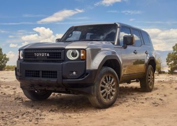 Toyota Land Cruiser Prado in desert front