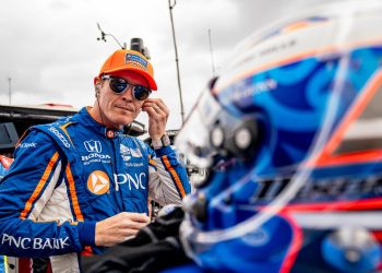 Scott Dixon putting ear pieces in