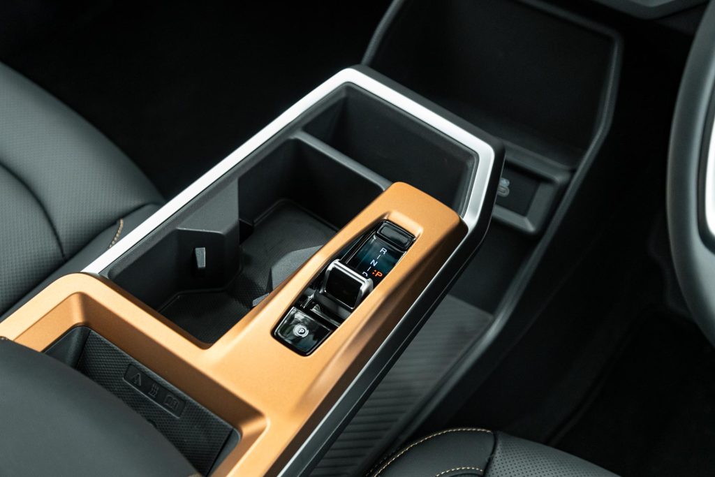 Centre console of the KGM Torres EVX