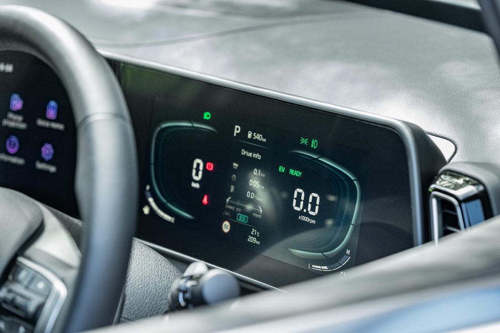 Kia Sportage HEV Earth drivers display screen