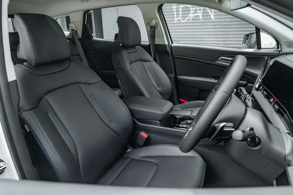 Front seat space in the Kia Sportage HEV Earth