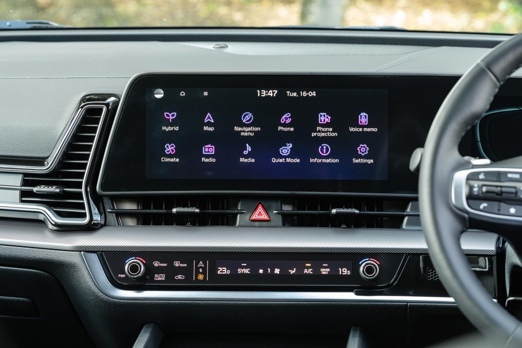 Infotainment screen details in the Kia Sportage HEV Earth