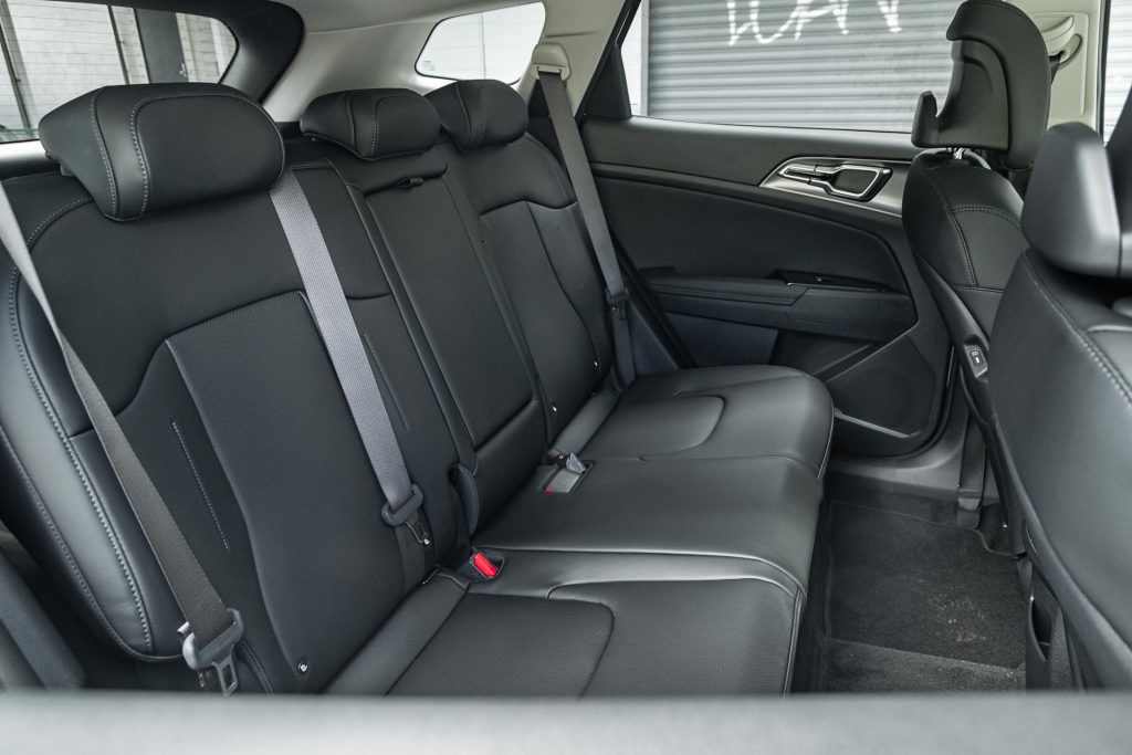 Rear seat space in the Kia Sportage HEV Earth 2024