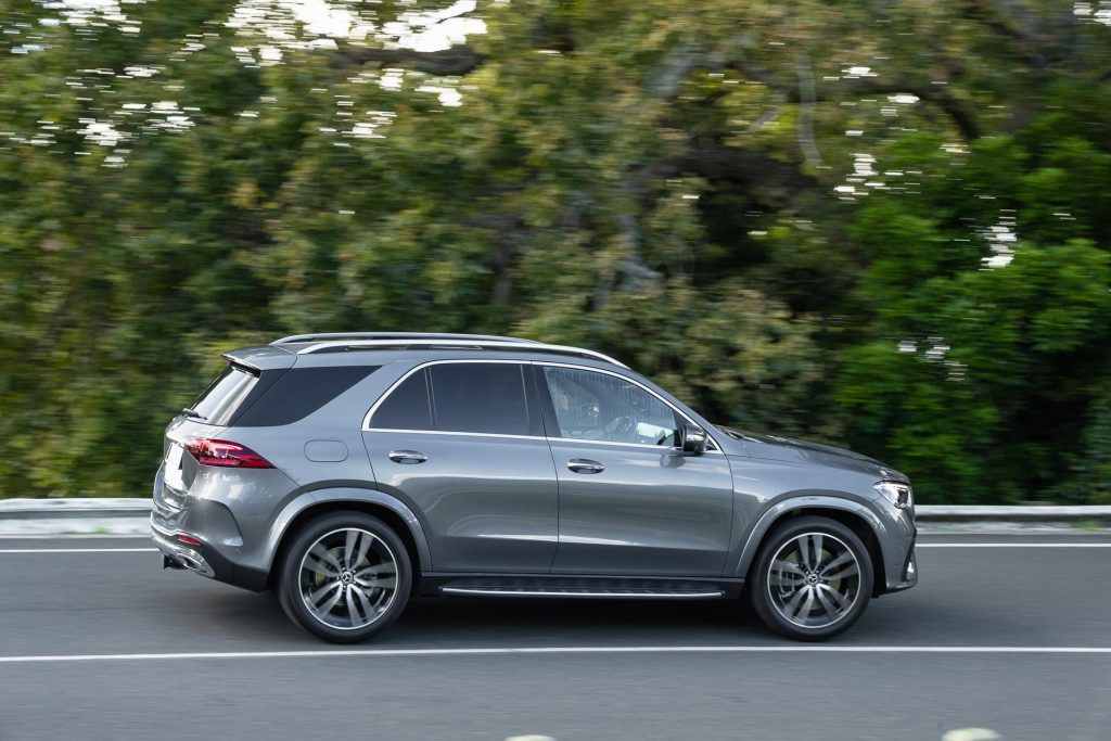 Side panning shot of the Mercedes-Benz GLE 450 d 4MATIC