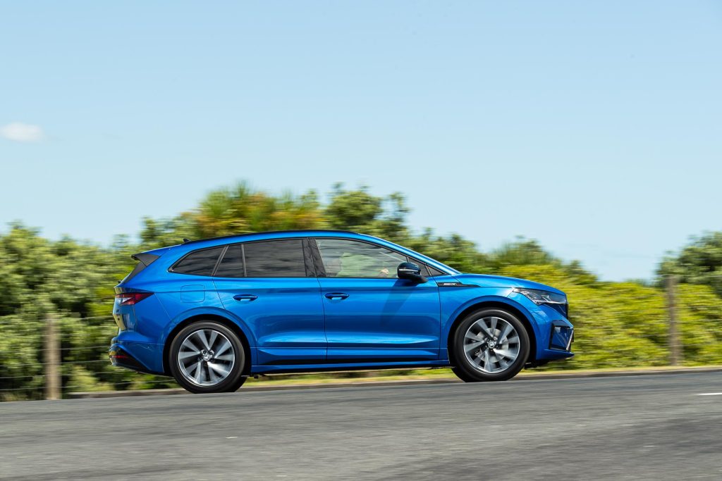 Side panning shot of the Skoda Enyaq Sportline 80