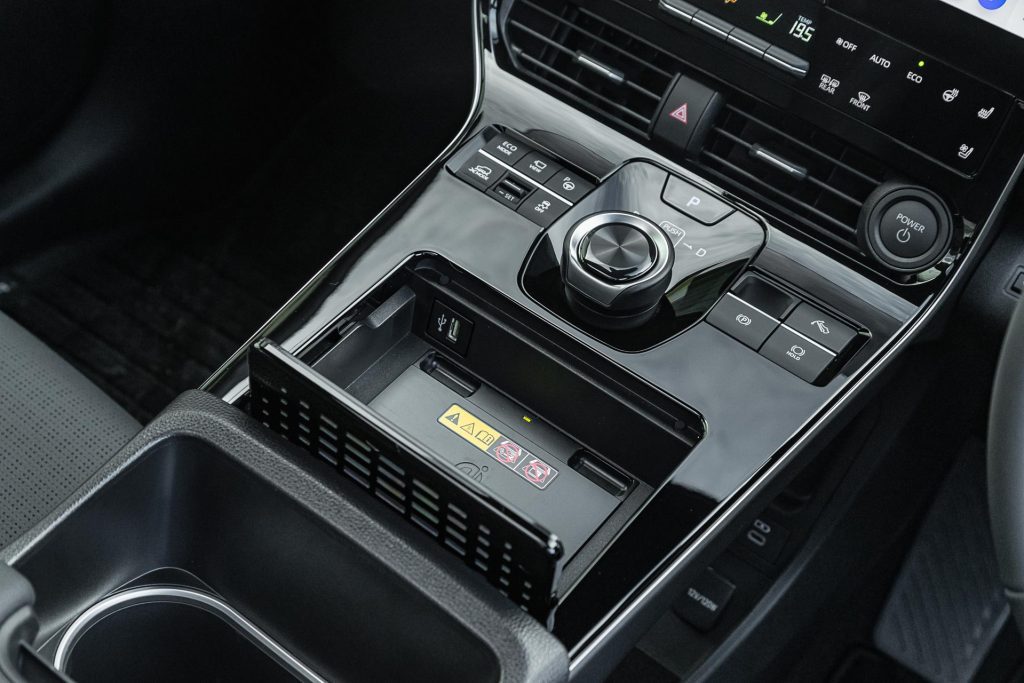Centre console in the Toyota bZ4X Pure