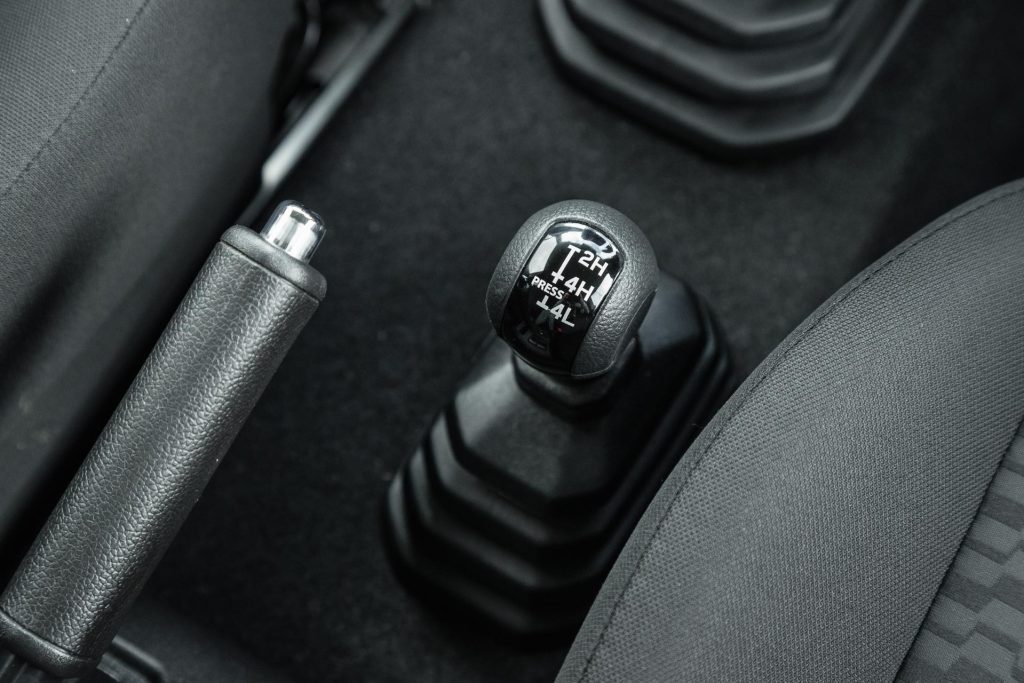 High or low drive selector in the Suzuki Jimny 5-door