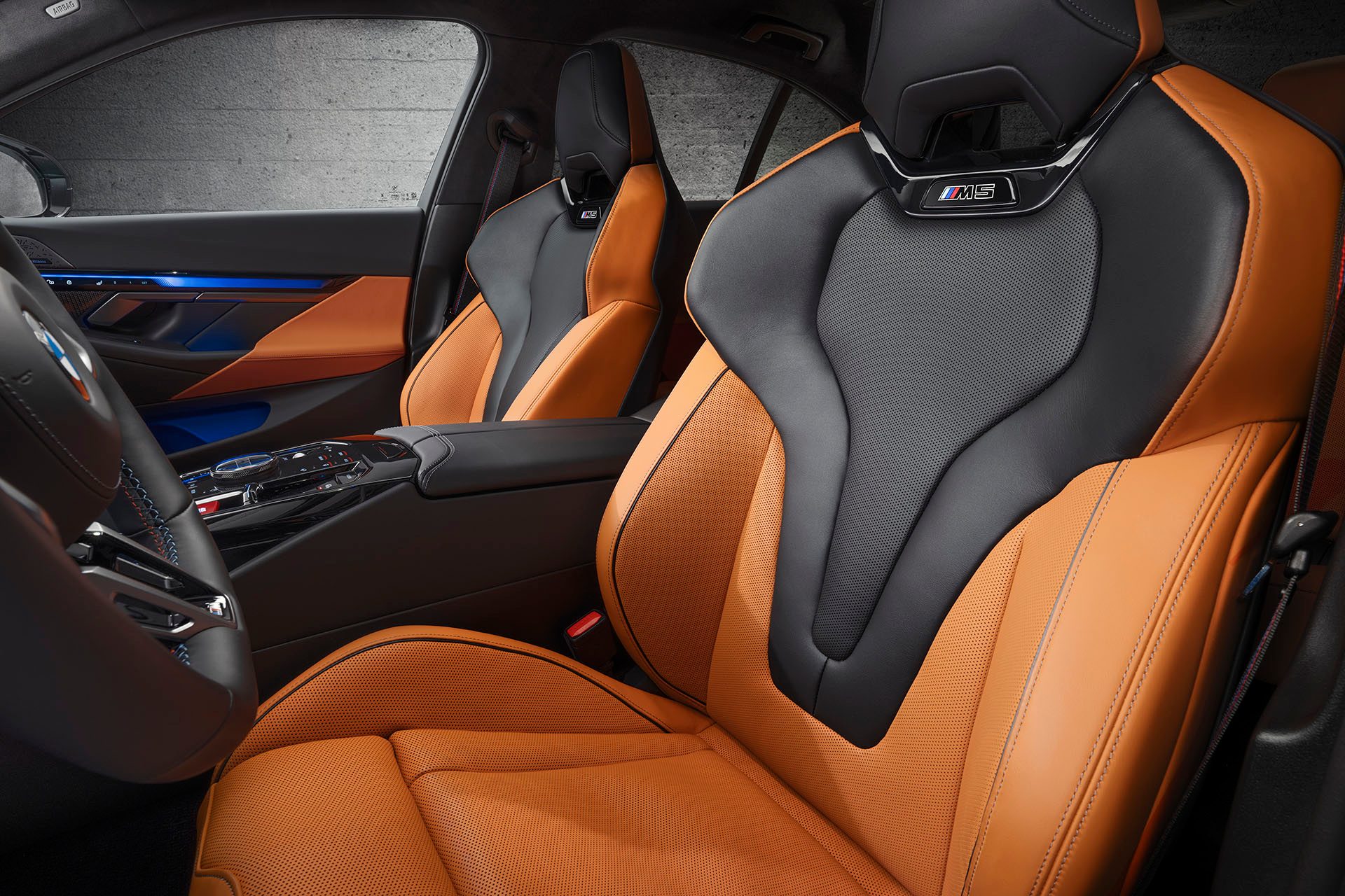 Nice contrasting leather trim for sports seats up front.