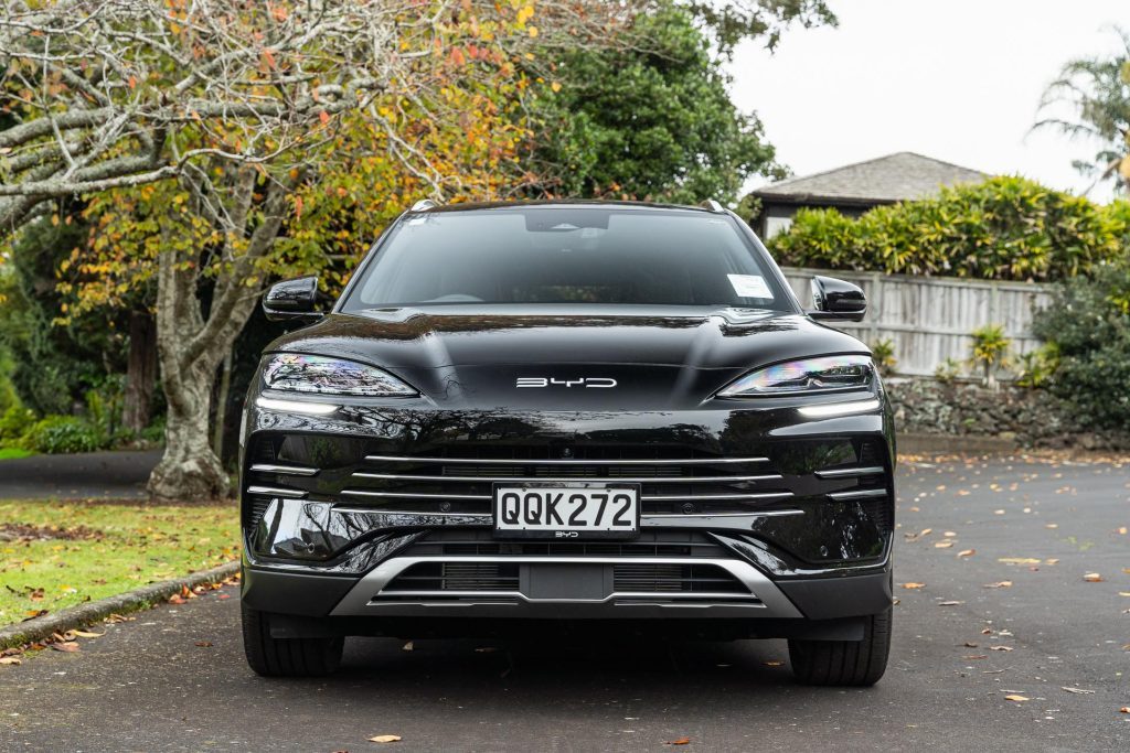 Front profile of the BYD Sealion 6 Dynamic in black