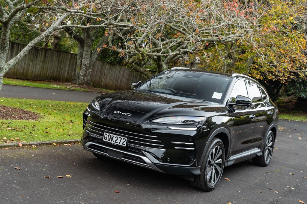 Front quarter wide shot of a black BYD Sealion 6 Dynamic