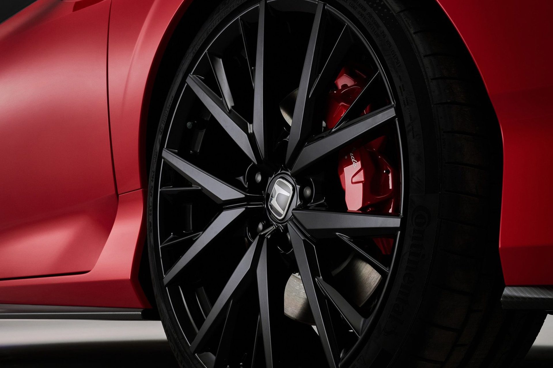 Smartl 20-inch wheels with low profile rubbers suggests more than a hint of driver involvement.