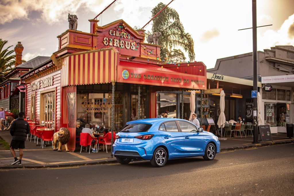 MG3 Hybrid+ Essence outside a trendy cafe