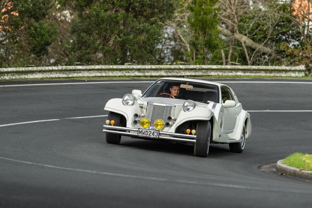 Taking a corner in the 1990 Mitsuoka Le-Seyde