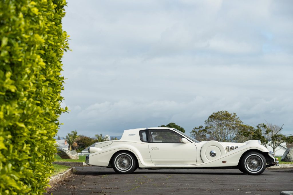 Side profile of the 1990 Mitsuoka Le-Seyde