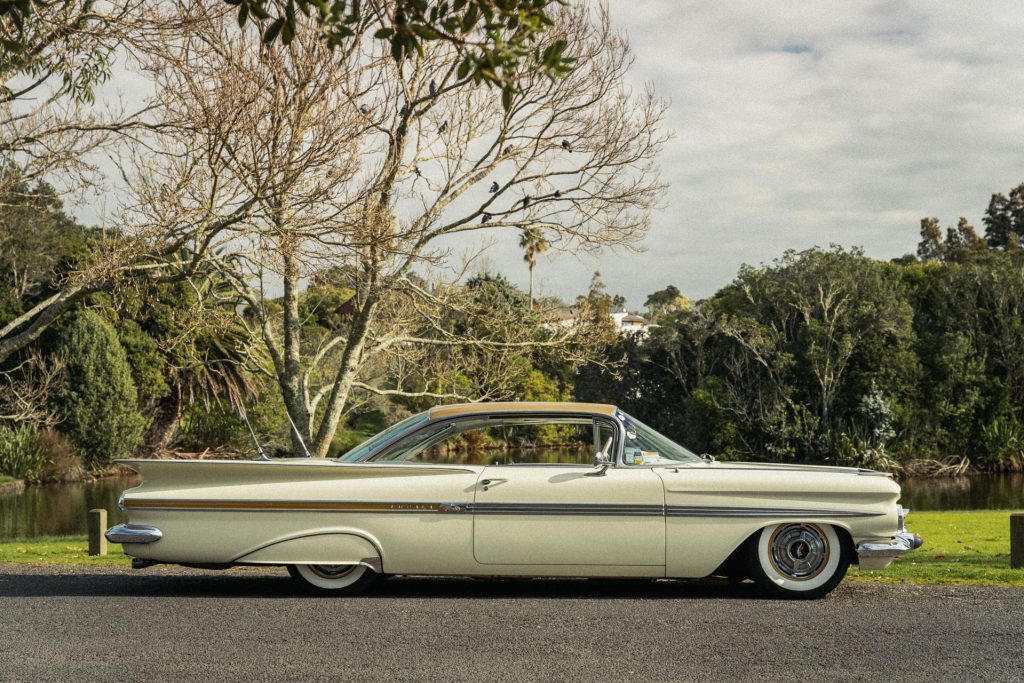 Side profile of the Chevrolet Impala Sport Coupe 1959. 