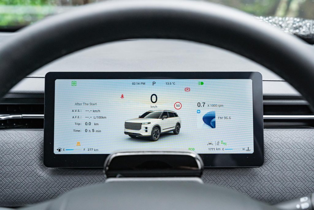 Driver's display screen inside the 2024 Jaecoo J7 EX