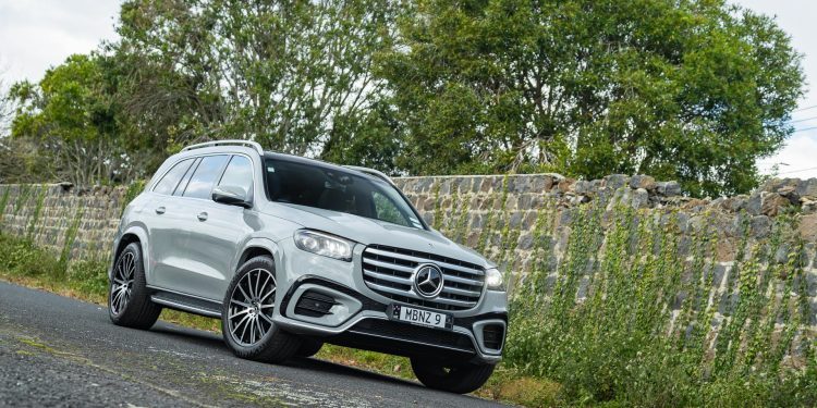 Mercedes-Benz-GLS-450d-front-quarter wide shot