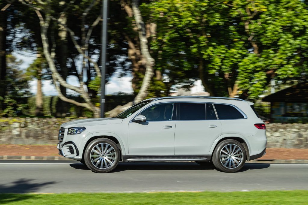 Side panning shot of the Mercedes-Benz GLS 450 d