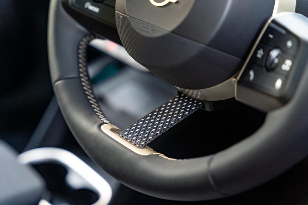 Steering wheel strap in the Mini Countryman 2024