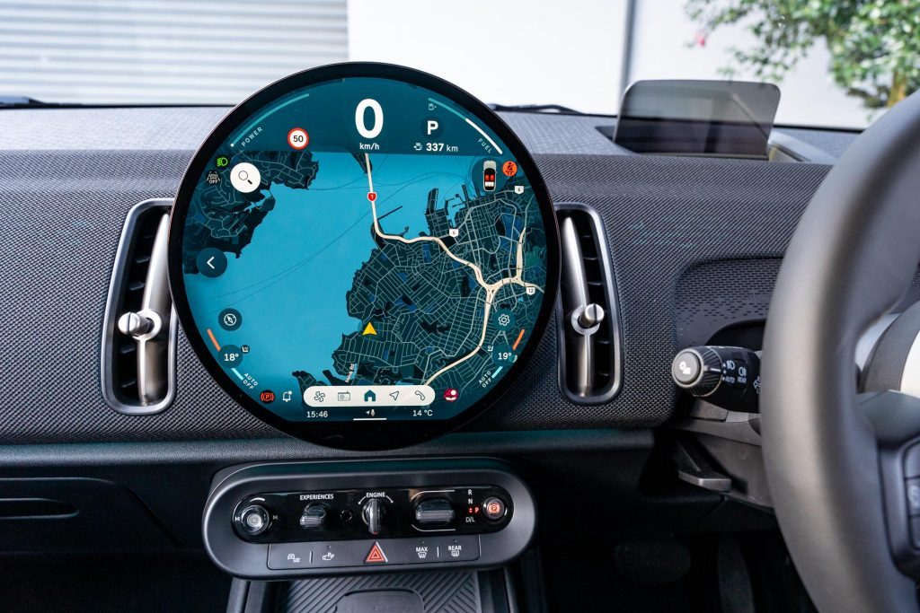 Circular infotainment screen of the Mini Countryman Core Classic 2024