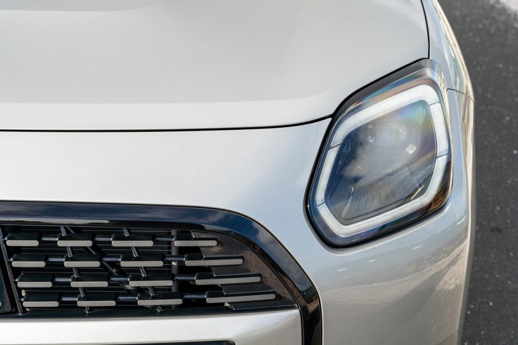 Headlight detail of the Mini Countryman Core Classic