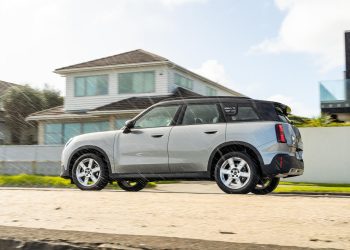 Mini Countryman side shot, while raining. Panning view