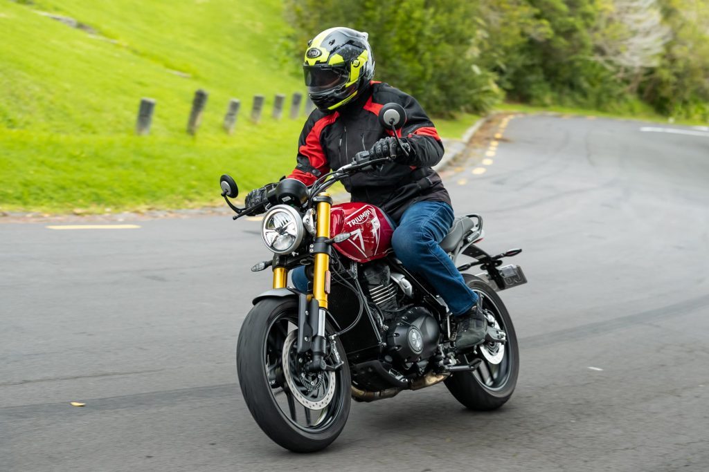 Triumph Speed 400 cornering close shot