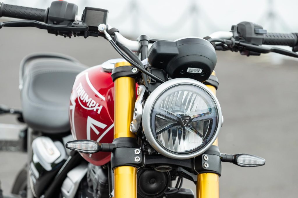 Headlight detail on the 2024 Triumph Speed 400