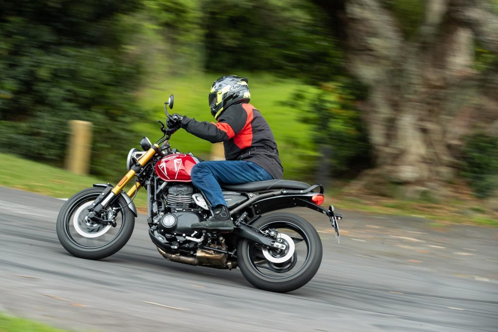 2024 Triumph Speed 400 panning corner shot