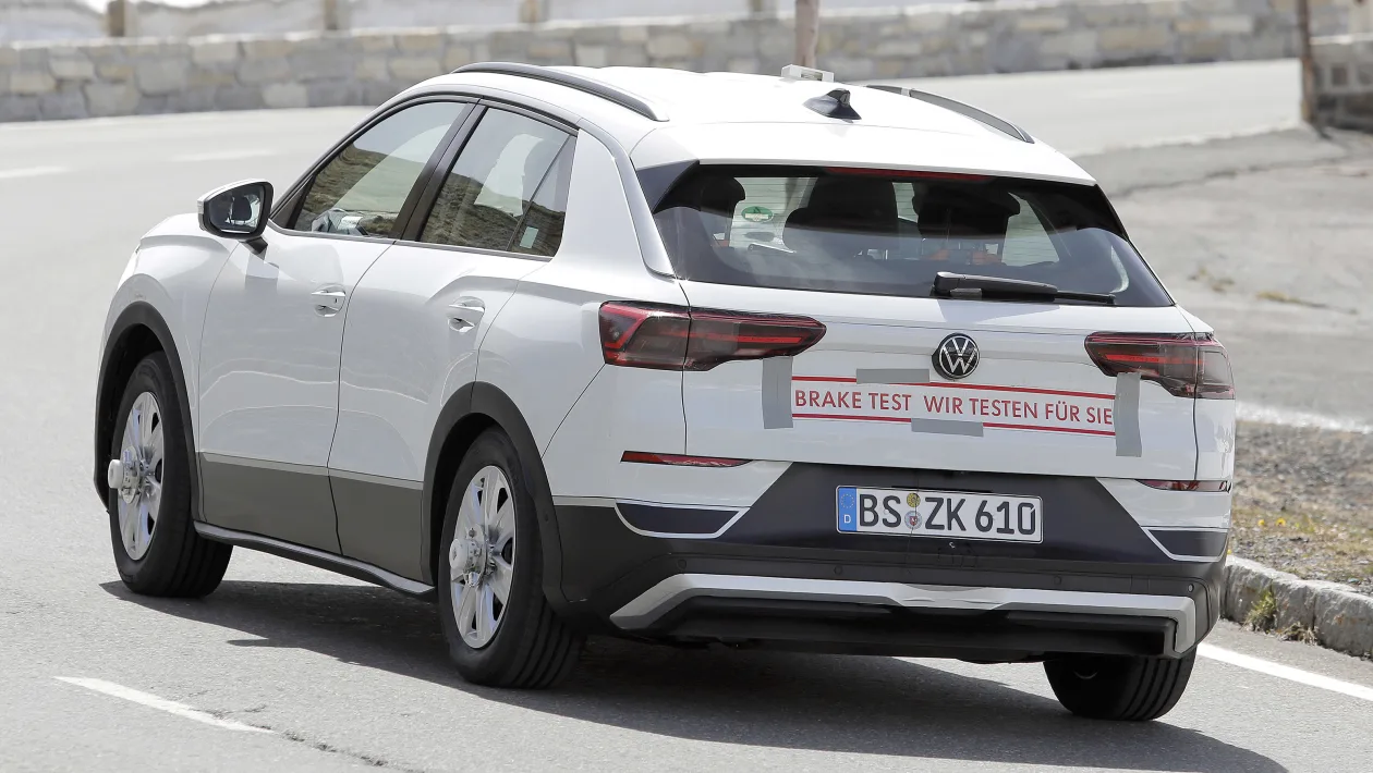 Spy shot shows sloping roof and roof-end spoiler of next-gen T-Roc.