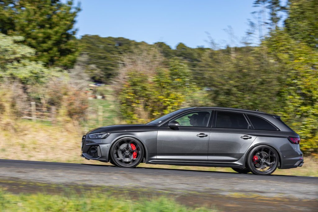 Side profile of the Audi RS 4 Competition Plus 2024, panning shot while cornering