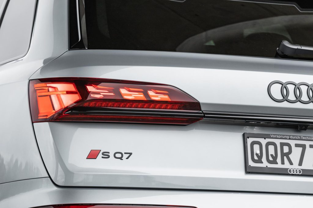 Tail lights of the 2024 Audi SQ7 TFSI